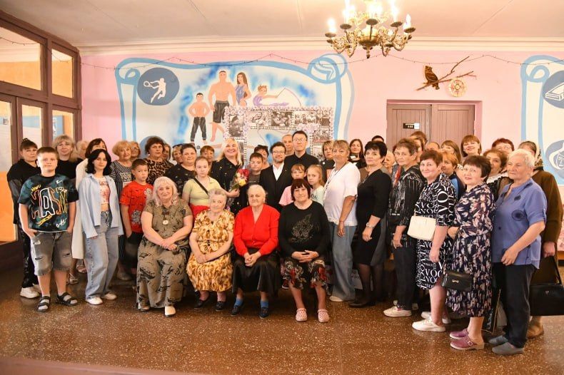 В этот раз артисты приехали немного в другом составе: почетный член Союза художников России, директор арт-галереи Романовых, организатор гуманитарной миссии проекта «СВОя Флешка» Валентина Романова, член Союза художников... В этот раз артисты приехали немного в другом составе: почетный член Союза художников России, директор арт-галереи Романовых, организатор гуманитарной миссии проекта «СВОя Флешка» Валентина Романова, член Союза художников...