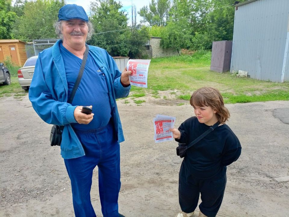 Культорганизатор Меловского центрального Дома культуры совместно с молодыми активистами провели уличную информационную акцию "Скажи наркотикам - "НЕТ!" с раздачей буклетов по профилактике наркомании, акцентируя внимания на... Культорганизатор Меловского центрального Дома культуры совместно с молодыми активистами провели уличную информационную акцию "Скажи наркотикам - "НЕТ!" с раздачей буклетов по профилактике наркомании, акцентируя внимания на...