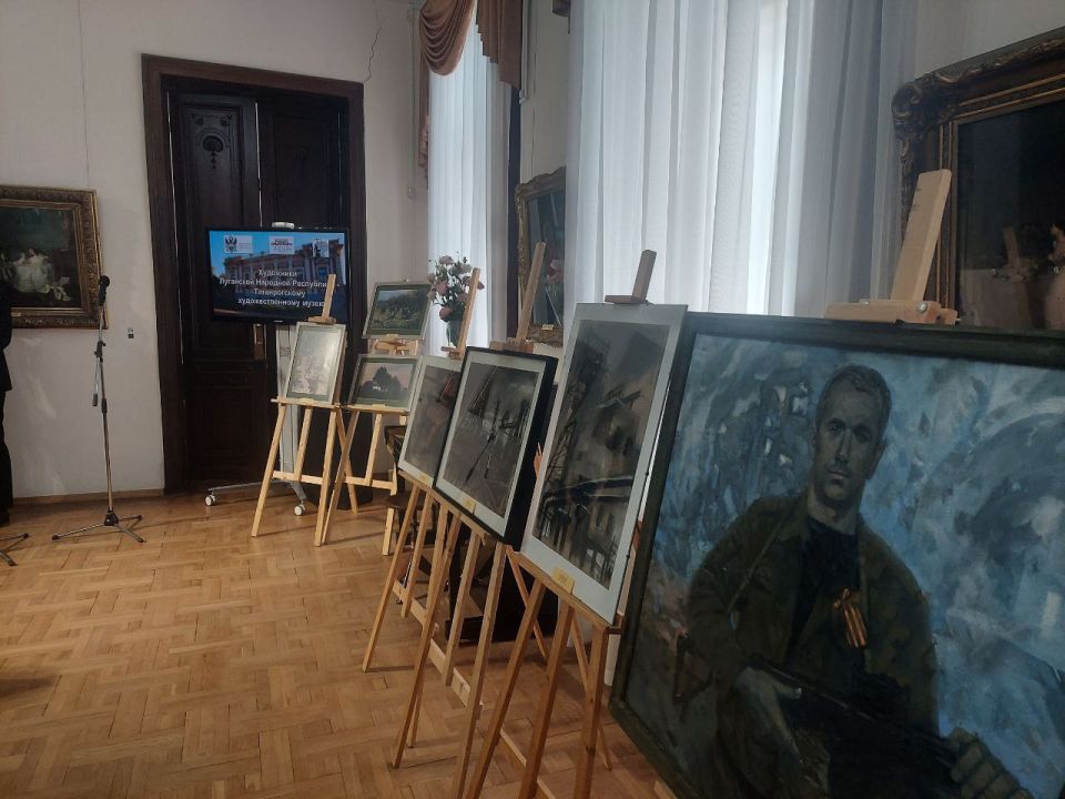 Член Общественной палаты ЛНР, председатель СХ ЛНР, з.х.ЛНР Артём Фесенко при содействии ОП ЛНР, Министерства культуры ЛНР и Таганрогского художественного музея организовал акт дарения картин луганских художников... Член Общественной палаты ЛНР, председатель СХ ЛНР, з.х.ЛНР Артём Фесенко при содействии ОП ЛНР, Министерства культуры ЛНР и Таганрогского художественного музея организовал акт дарения картин луганских художников...