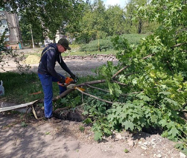 Коммунальные службы проводят работы на территории города Коммунальные службы проводят работы на территории города