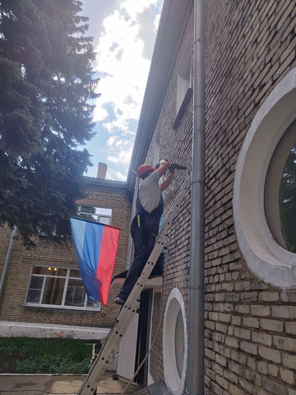 Электрики Удмуртии выполнили монтаж уличного освещения в детском саду "Росинка" в поселке Белореченский Электрики Удмуртии выполнили монтаж уличного освещения в детском саду "Росинка" в поселке Белореченский