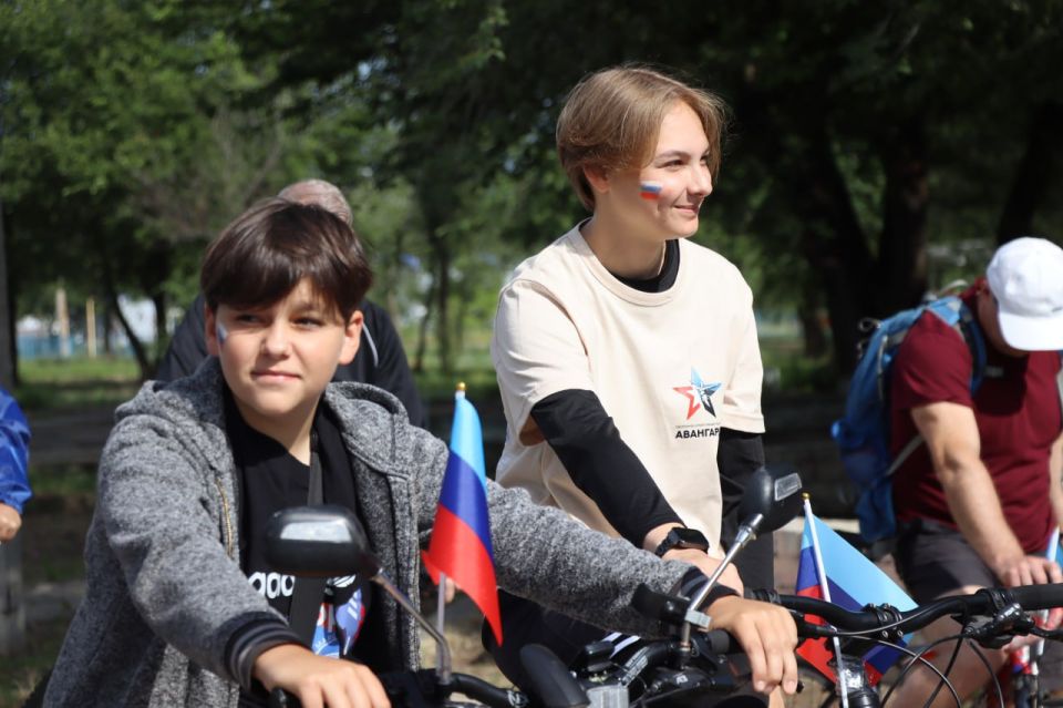 Северодонецкие единороссы провели патриотическую акцию «Любим нашу Республику» в честь Дня освобождения Луганской Народной Республики Северодонецкие единороссы провели патриотическую акцию «Любим нашу Республику» в честь Дня освобождения Луганской Народной Республики