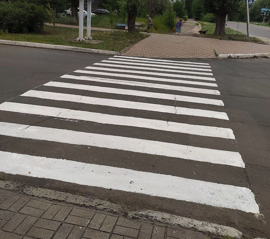 В целях повышения уровня безопасности дорожного движения специалисты МУП «ДЭП города Рубежное» наносят свежую разметку на пешеходных переходах города В целях повышения уровня безопасности дорожного движения специалисты МУП «ДЭП города Рубежное» наносят свежую разметку на пешеходных переходах города