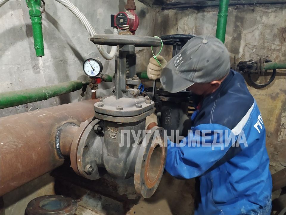 Сотрудники ГУП ЛНР «Луганская тепловая организация» в связи с выявленными неполадками оборудования капитально ремонтируют агрегат котельной, которая снабжает теплом и горячей водой наркологический диспансер Сотрудники ГУП ЛНР «Луганская тепловая организация» в связи с выявленными неполадками оборудования капитально ремонтируют агрегат котельной, которая снабжает теплом и горячей водой наркологический диспансер