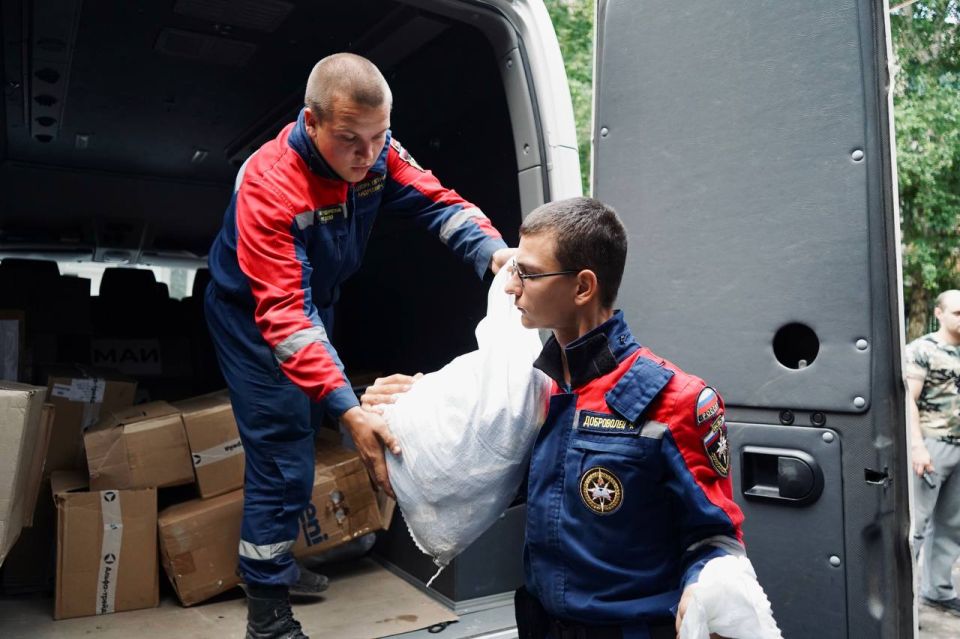 Вместе ради общего мира. В мире, где каждый день приносит новые испытания, всегда находятся те, кто готов протянуть руку помощи Вместе ради общего мира. В мире, где каждый день приносит новые испытания, всегда находятся те, кто готов протянуть руку помощи