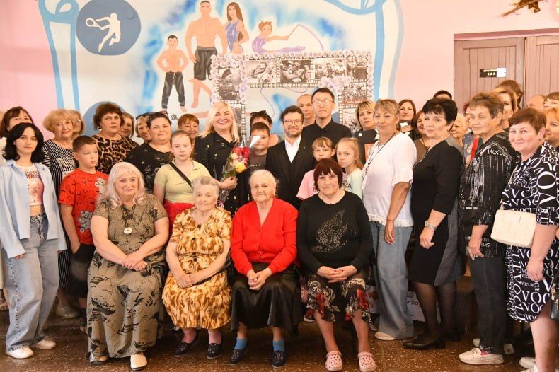 В этот раз артисты приехали немного в другом составе: почетный член Союза художников России, директор арт-галереи Романовых, организатор гуманитарной миссии проекта «СВОя Флешка» Валентина Романова, член Союза художников... В этот раз артисты приехали немного в другом составе: почетный член Союза художников России, директор арт-галереи Романовых, организатор гуманитарной миссии проекта «СВОя Флешка» Валентина Романова, член Союза художников...