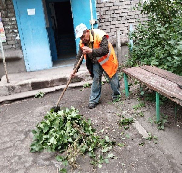Коммунальные службы проводят работы на территории города Коммунальные службы проводят работы на территории города