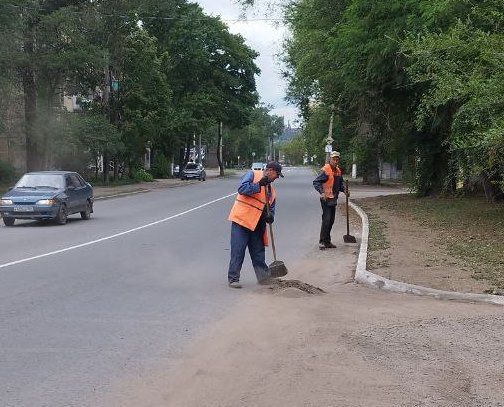 Коммунальные службы проводят работы на территории города Коммунальные службы проводят работы на территории города