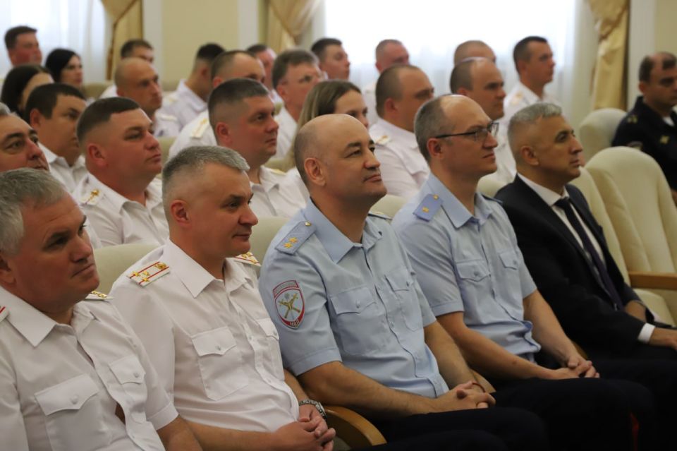 «На ваших плечах лежит огромная ответственность за поддержание порядка на дорогах» – Алексей Кампф в День ГИБДД МВД России наградил сотрудников Госавтоинспекции республики «На ваших плечах лежит огромная ответственность за поддержание порядка на дорогах» – Алексей Кампф в День ГИБДД МВД России наградил сотрудников Госавтоинспекции республики