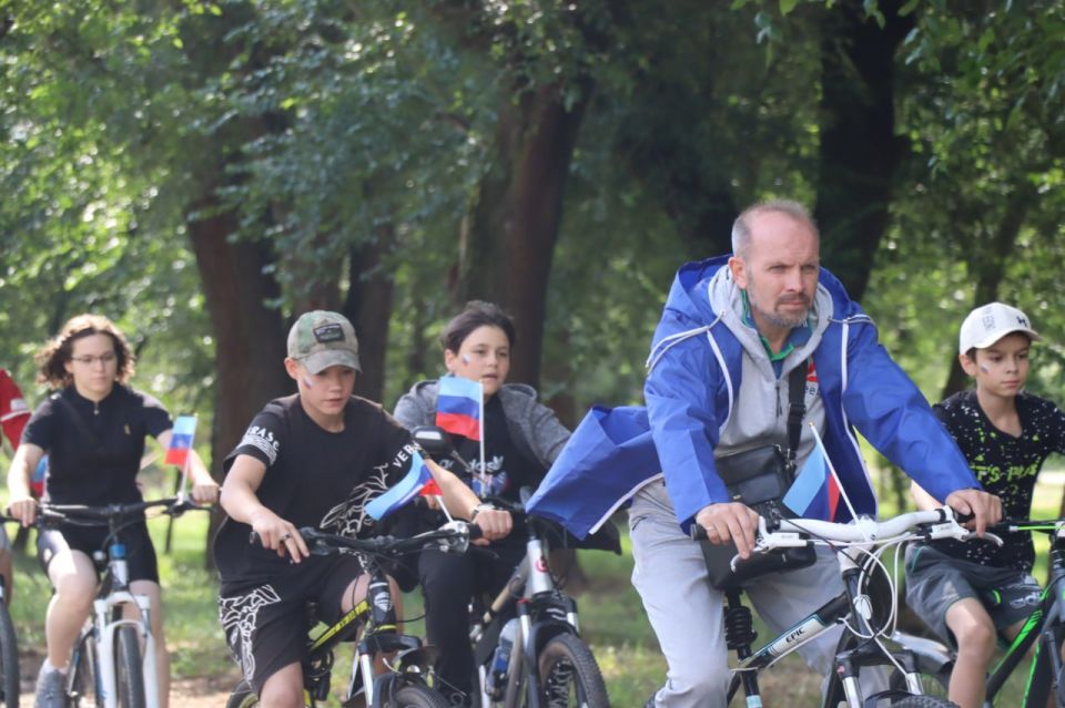 Северодонецкие единороссы провели патриотическую акцию «Любим нашу Республику» в честь Дня освобождения Луганской Народной Республики Северодонецкие единороссы провели патриотическую акцию «Любим нашу Республику» в честь Дня освобождения Луганской Народной Республики