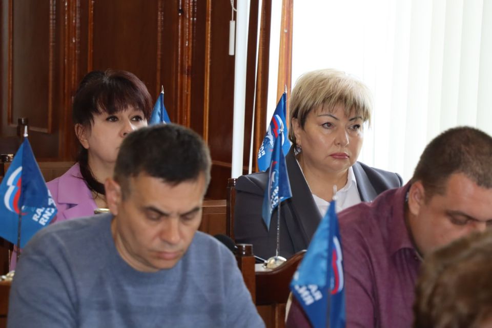 Депутаты утвердили Положение о порядке и условиях приватизации муниципального имущества городского округа город Северодонецк, Положение о Молодежной палате при Совете городского округа, а также признали полномочия нового... Депутаты утвердили Положение о порядке и условиях приватизации муниципального имущества городского округа город Северодонецк, Положение о Молодежной палате при Совете городского округа, а также признали полномочия нового...