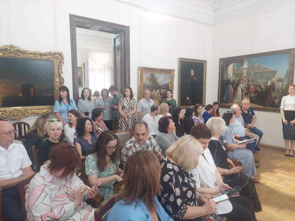 Член Общественной палаты ЛНР, председатель СХ ЛНР, з.х.ЛНР Артём Фесенко при содействии ОП ЛНР, Министерства культуры ЛНР и Таганрогского художественного музея организовал акт дарения картин луганских художников... Член Общественной палаты ЛНР, председатель СХ ЛНР, з.х.ЛНР Артём Фесенко при содействии ОП ЛНР, Министерства культуры ЛНР и Таганрогского художественного музея организовал акт дарения картин луганских художников...