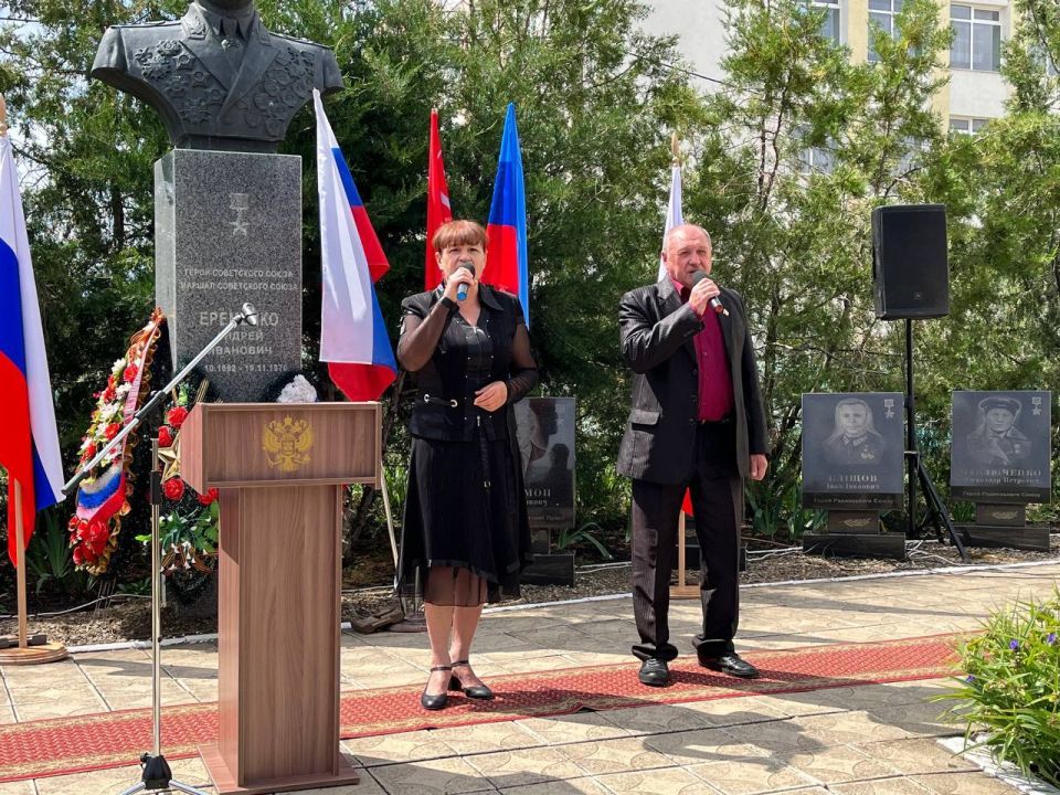Торжественный митинг ко Дню полного освобождения ЛНР Торжественный митинг ко Дню полного освобождения ЛНР