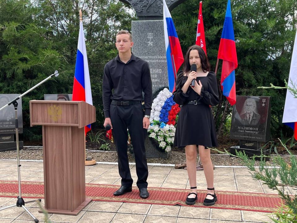 Торжественный митинг ко Дню полного освобождения ЛНР Торжественный митинг ко Дню полного освобождения ЛНР