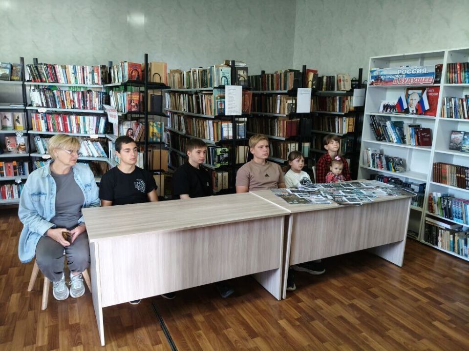 В селе Самсоновка прошёл тематический час ко Дню освобождения Луганской Народной Республики В селе Самсоновка прошёл тематический час ко Дню освобождения Луганской Народной Республики