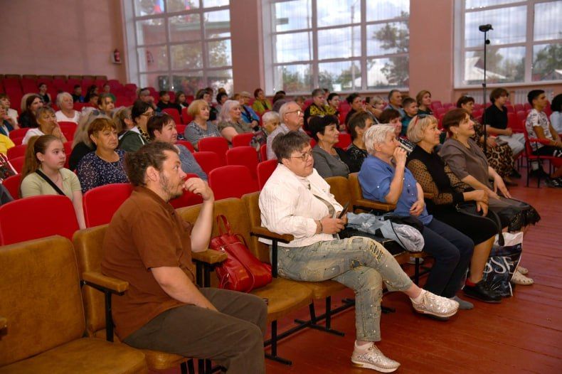В этот раз артисты приехали немного в другом составе: почетный член Союза художников России, директор арт-галереи Романовых, организатор гуманитарной миссии проекта «СВОя Флешка» Валентина Романова, член Союза художников... В этот раз артисты приехали немного в другом составе: почетный член Союза художников России, директор арт-галереи Романовых, организатор гуманитарной миссии проекта «СВОя Флешка» Валентина Романова, член Союза художников...