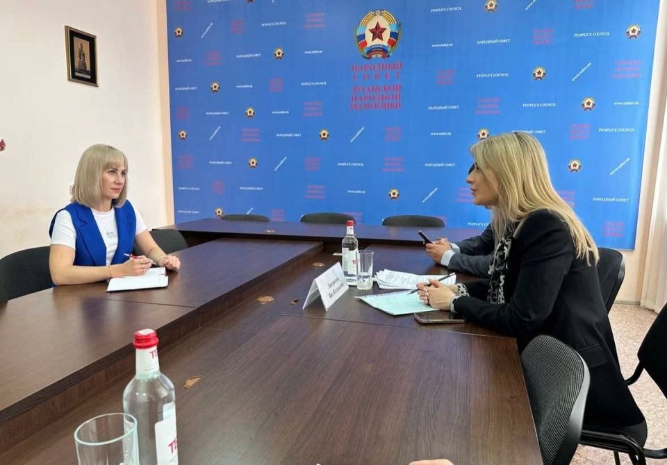 Провела встречу с Уполномоченным по правам человека в ЛНР Анной Сорокой, руководителем аппарата УПЧ Даниилом Стяжкиным и Уполномоченным по правам ребенка в ЛНР Инной Швенк Провела встречу с Уполномоченным по правам человека в ЛНР Анной Сорокой, руководителем аппарата УПЧ Даниилом Стяжкиным и Уполномоченным по правам ребенка в ЛНР Инной Швенк