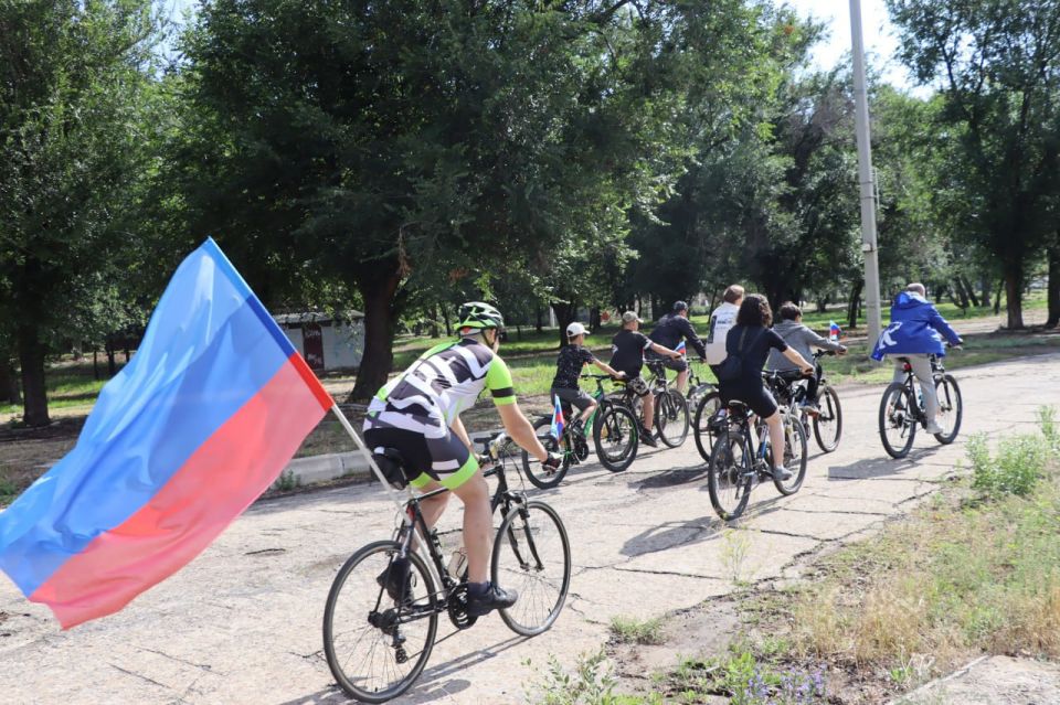 Северодонецкие единороссы провели патриотическую акцию «Любим нашу Республику» в честь Дня освобождения Луганской Народной Республики Северодонецкие единороссы провели патриотическую акцию «Любим нашу Республику» в честь Дня освобождения Луганской Народной Республики