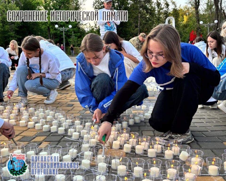 21 июня, накануне Дня памяти и скорби, в международной мемориальной акции «Огненные картины войны», которая прошла в парке имени М. Горького в Луганске, приняли участие: Михаил Голубович Министр молодёжной политики Луганской... 21 июня, накануне Дня памяти и скорби, в международной мемориальной акции «Огненные картины войны», которая прошла в парке имени М. Горького в Луганске, приняли участие: Михаил Голубович Министр молодёжной политики Луганской...