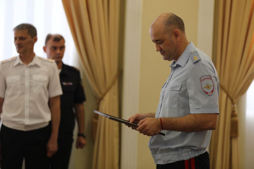 «На ваших плечах лежит огромная ответственность за поддержание порядка на дорогах» – Алексей Кампф в День ГИБДД МВД России наградил сотрудников Госавтоинспекции республики «На ваших плечах лежит огромная ответственность за поддержание порядка на дорогах» – Алексей Кампф в День ГИБДД МВД России наградил сотрудников Госавтоинспекции республики