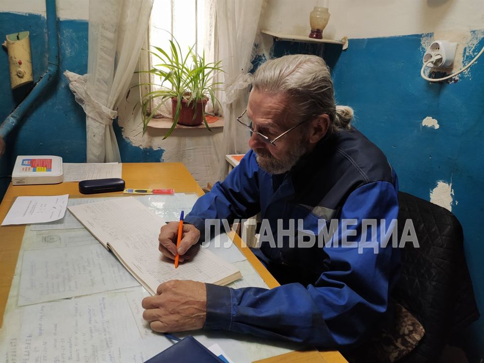 Сотрудники ГУП ЛНР «Луганская тепловая организация» в связи с выявленными неполадками оборудования капитально ремонтируют агрегат котельной, которая снабжает теплом и горячей водой наркологический диспансер Сотрудники ГУП ЛНР «Луганская тепловая организация» в связи с выявленными неполадками оборудования капитально ремонтируют агрегат котельной, которая снабжает теплом и горячей водой наркологический диспансер