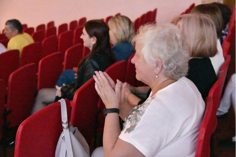 В этот раз артисты приехали немного в другом составе: почетный член Союза художников России, директор арт-галереи Романовых, организатор гуманитарной миссии проекта «СВОя Флешка» Валентина Романова, член Союза художников... В этот раз артисты приехали немного в другом составе: почетный член Союза художников России, директор арт-галереи Романовых, организатор гуманитарной миссии проекта «СВОя Флешка» Валентина Романова, член Союза художников...