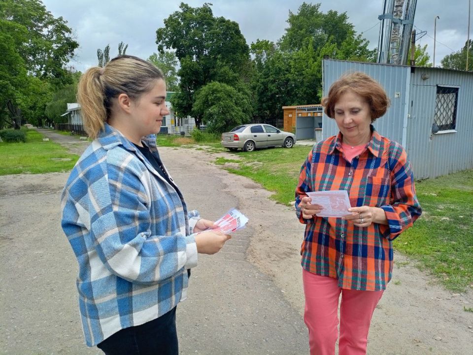 Культорганизатор Меловского центрального Дома культуры совместно с молодыми активистами провели уличную информационную акцию "Скажи наркотикам - "НЕТ!" с раздачей буклетов по профилактике наркомании, акцентируя внимания на... Культорганизатор Меловского центрального Дома культуры совместно с молодыми активистами провели уличную информационную акцию "Скажи наркотикам - "НЕТ!" с раздачей буклетов по профилактике наркомании, акцентируя внимания на...
