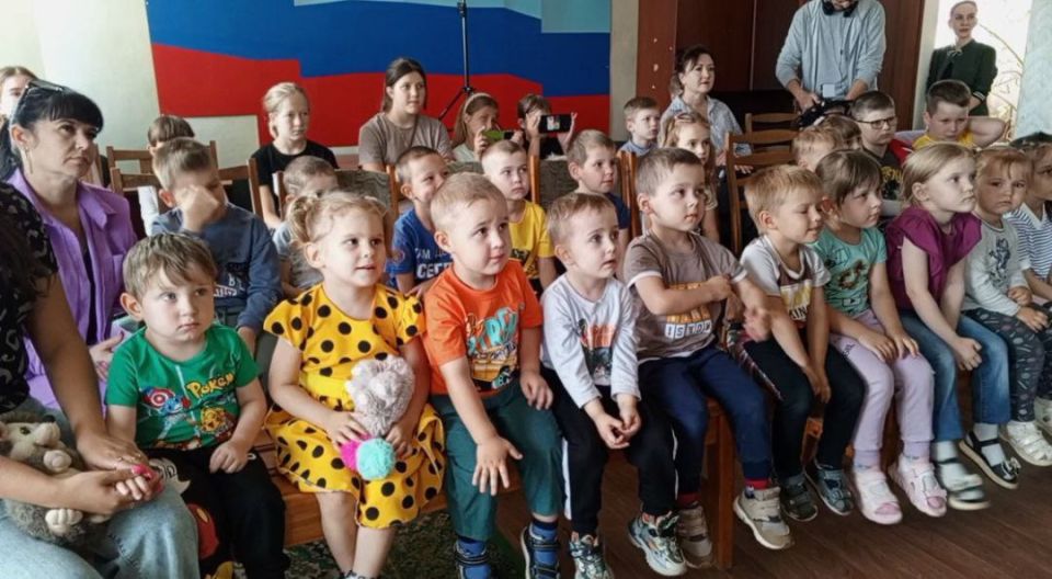 Юным жителям посёлка Поречье показали кукольный спектакль Юным жителям посёлка Поречье показали кукольный спектакль