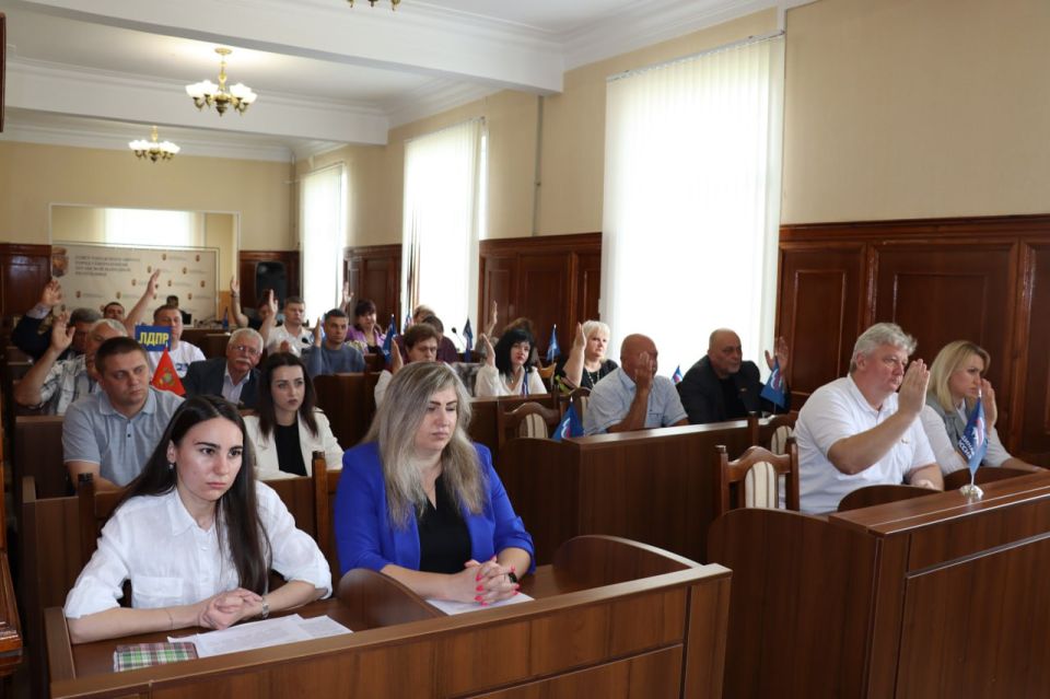 Депутаты утвердили Положение о порядке и условиях приватизации муниципального имущества городского округа город Северодонецк, Положение о Молодежной палате при Совете городского округа, а также признали полномочия нового... Депутаты утвердили Положение о порядке и условиях приватизации муниципального имущества городского округа город Северодонецк, Положение о Молодежной палате при Совете городского округа, а также признали полномочия нового...