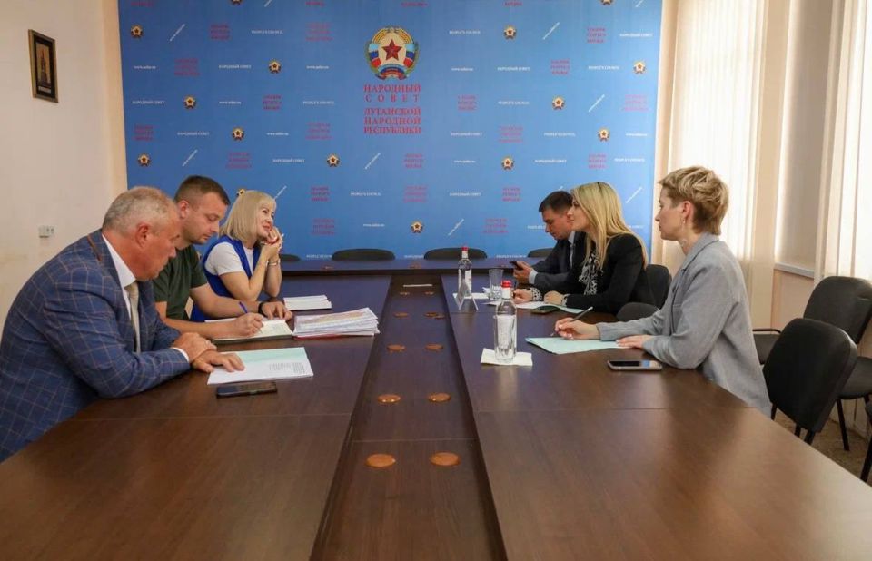 Провела встречу с Уполномоченным по правам человека в ЛНР Анной Сорокой, руководителем аппарата УПЧ Даниилом Стяжкиным и Уполномоченным по правам ребенка в ЛНР Инной Швенк Провела встречу с Уполномоченным по правам человека в ЛНР Анной Сорокой, руководителем аппарата УПЧ Даниилом Стяжкиным и Уполномоченным по правам ребенка в ЛНР Инной Швенк