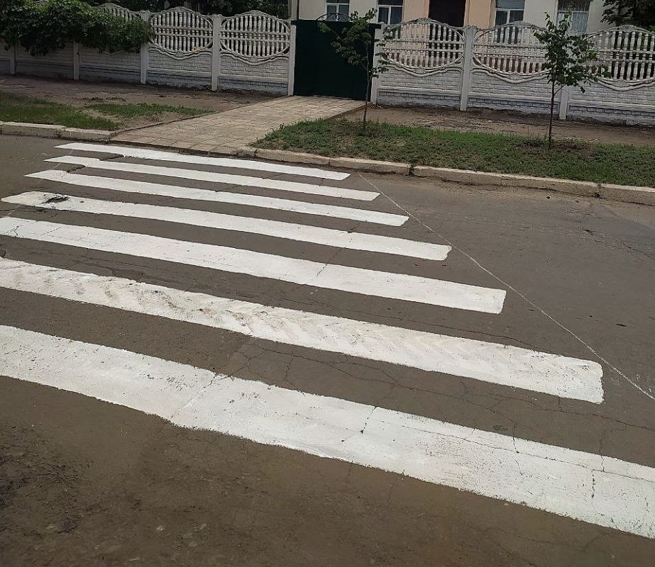 В целях повышения уровня безопасности дорожного движения специалисты МУП «ДЭП города Рубежное» наносят свежую разметку на пешеходных переходах города В целях повышения уровня безопасности дорожного движения специалисты МУП «ДЭП города Рубежное» наносят свежую разметку на пешеходных переходах города