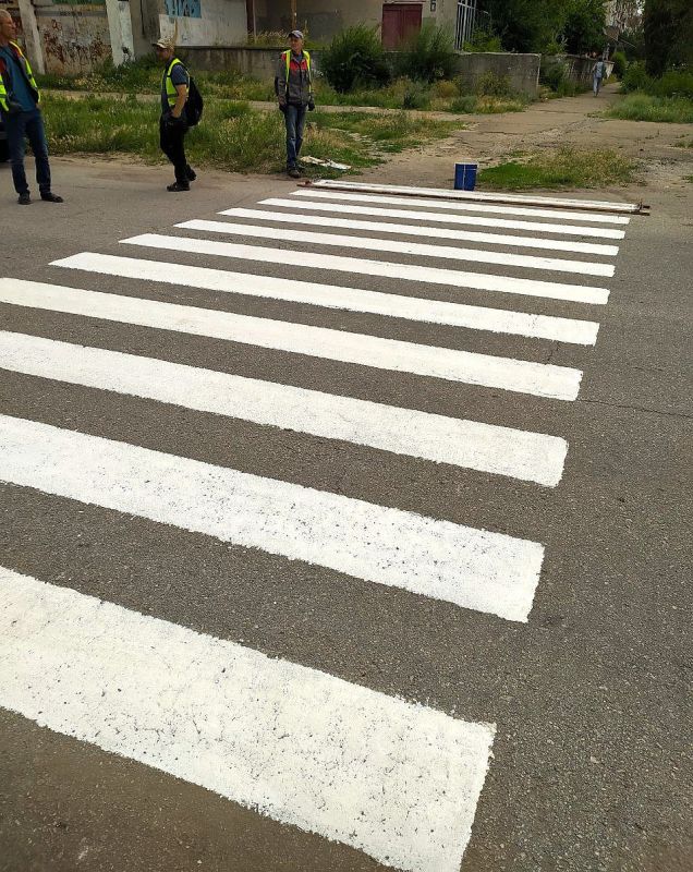 В целях повышения уровня безопасности дорожного движения специалисты МУП «ДЭП города Рубежное» наносят свежую разметку на пешеходных переходах города В целях повышения уровня безопасности дорожного движения специалисты МУП «ДЭП города Рубежное» наносят свежую разметку на пешеходных переходах города