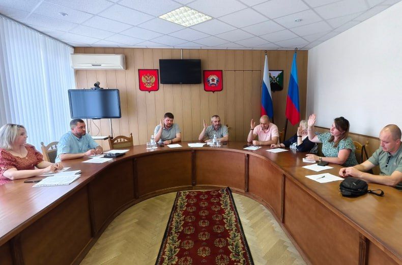 Заседание постоянной комиссии Совета депутатов по правовой политике и связям с общественностью провели в Администрации округа Заседание постоянной комиссии Совета депутатов по правовой политике и связям с общественностью провели в Администрации округа