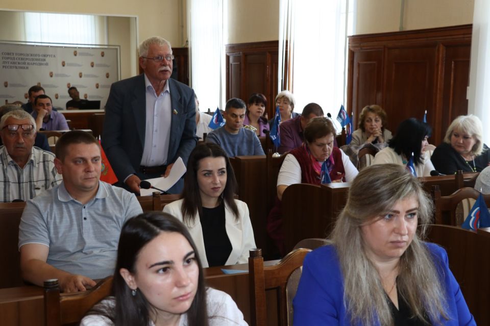 Депутаты утвердили Положение о порядке и условиях приватизации муниципального имущества городского округа город Северодонецк, Положение о Молодежной палате при Совете городского округа, а также признали полномочия нового... Депутаты утвердили Положение о порядке и условиях приватизации муниципального имущества городского округа город Северодонецк, Положение о Молодежной палате при Совете городского округа, а также признали полномочия нового...