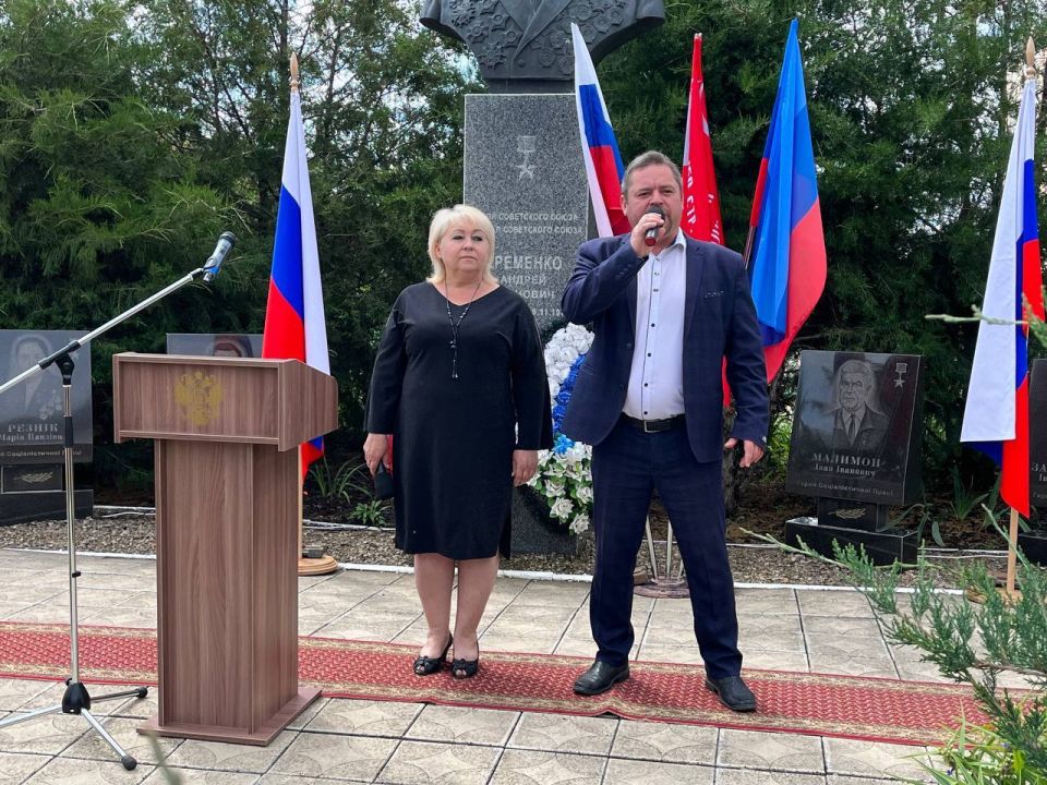 Торжественный митинг ко Дню полного освобождения ЛНР Торжественный митинг ко Дню полного освобождения ЛНР