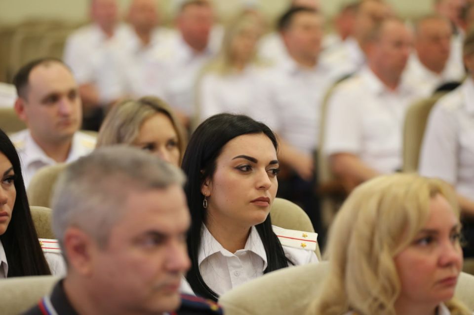 «На ваших плечах лежит огромная ответственность за поддержание порядка на дорогах» – Алексей Кампф в День ГИБДД МВД России наградил сотрудников Госавтоинспекции республики «На ваших плечах лежит огромная ответственность за поддержание порядка на дорогах» – Алексей Кампф в День ГИБДД МВД России наградил сотрудников Госавтоинспекции республики