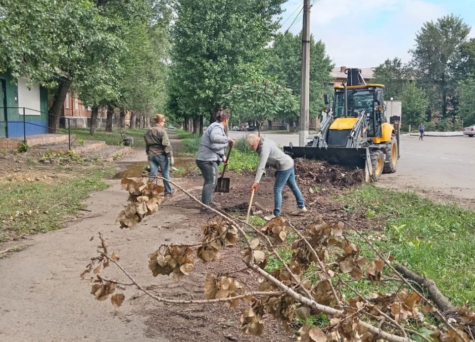 Коммунальные службы проводят работы на территории города Коммунальные службы проводят работы на территории города