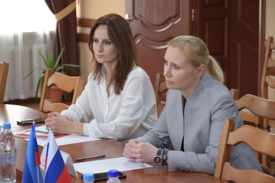 Анна Рослякова с рабочим визитом посетила Славяносербск, Первомайск и Перевальск Анна Рослякова с рабочим визитом посетила Славяносербск, Первомайск и Перевальск