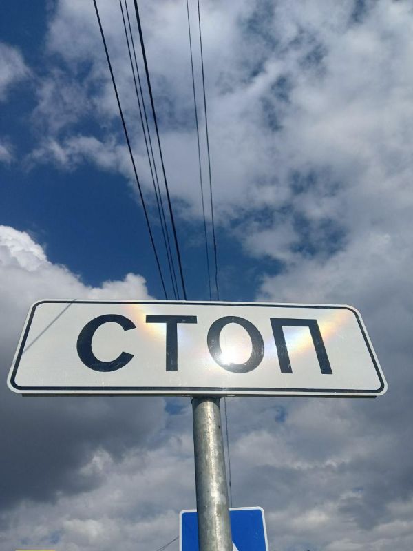 Выполняются работы по установке дорожных знаков на автодороге Луганск – Лутугино – Красный Луч – граница ДНР Выполняются работы по установке дорожных знаков на автодороге Луганск – Лутугино – Красный Луч – граница ДНР