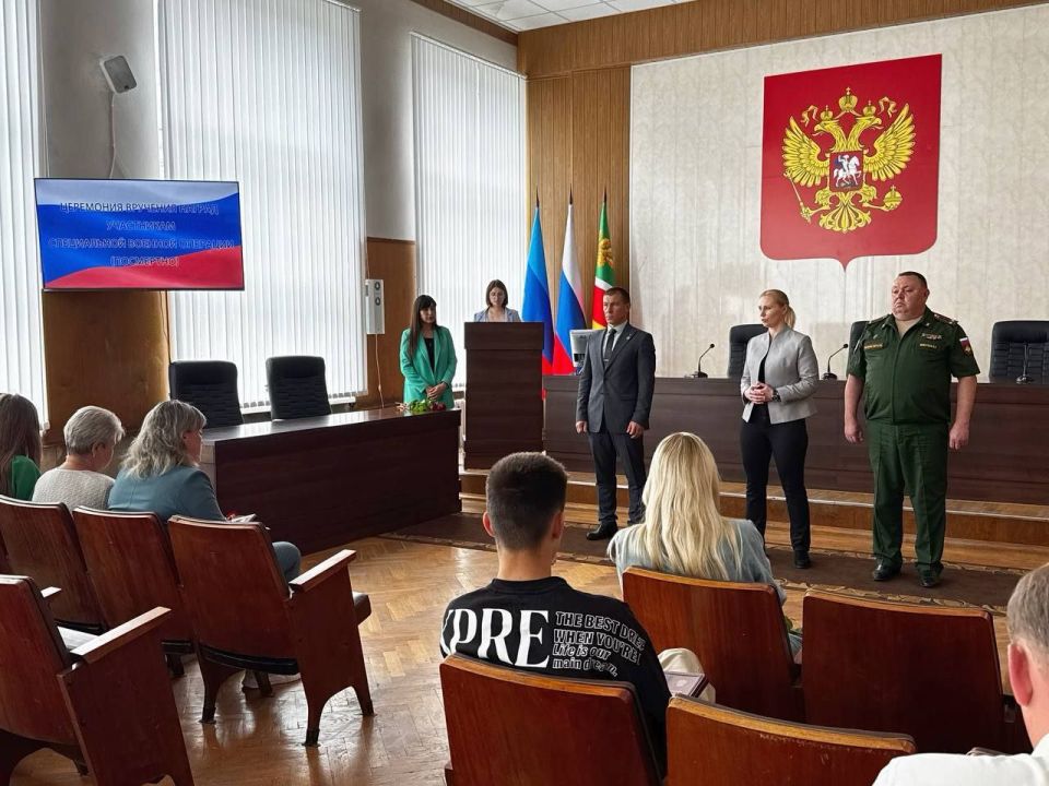 Сергей Колягин: В рамках своего визита в город Первомайск первый заместитель руководителя Администрации Главы ЛНР Анна Рослякова выполнила почетную миссию – вручила государственные награды наших погибших земляков –... Сергей Колягин: В рамках своего визита в город Первомайск первый заместитель руководителя Администрации Главы ЛНР Анна Рослякова выполнила почетную миссию – вручила государственные награды наших погибших земляков –...