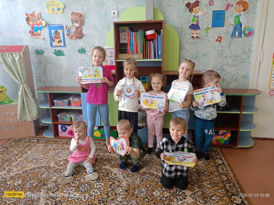 "Символ семьи": Как ровеньковские дошколята создавали фамильные гербы и укрепляли семейные узы! "Символ семьи": Как ровеньковские дошколята создавали фамильные гербы и укрепляли семейные узы!