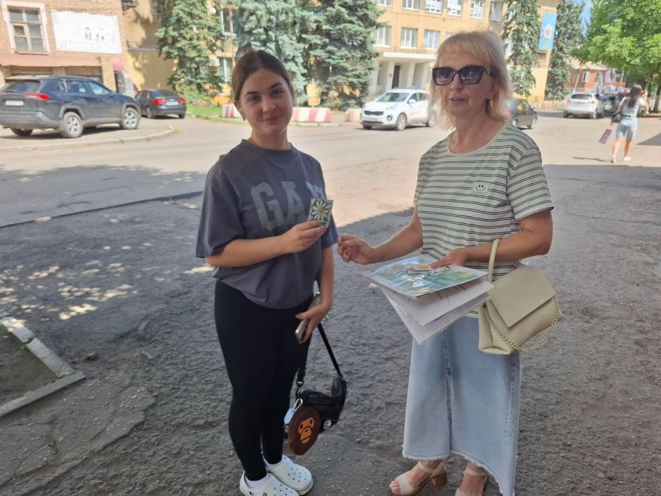 Я дарю тебе ромашку, вместе с ней свою любовь!" – с такими словами сотрудники центральной библиотеки им. Г. Сковороды вышли на Я дарю тебе ромашку, вместе с ней свою любовь!" – с такими словами сотрудники центральной библиотеки им. Г. Сковороды вышли на