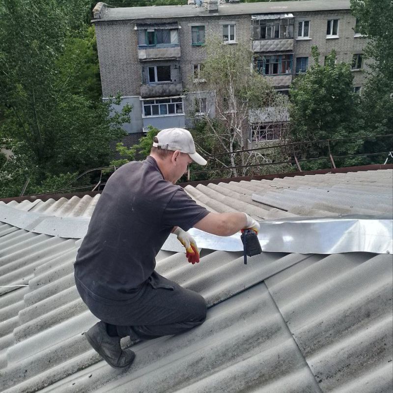 Управляющая компания выполняет ремонтные работы на крышах домов Управляющая компания выполняет ремонтные работы на крышах домов