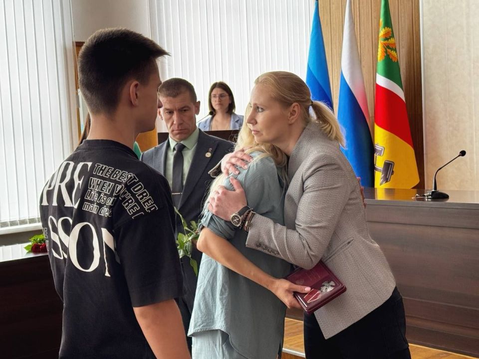 Сергей Колягин: В рамках своего визита в город Первомайск первый заместитель руководителя Администрации Главы ЛНР Анна Рослякова выполнила почетную миссию – вручила государственные награды наших погибших земляков –... Сергей Колягин: В рамках своего визита в город Первомайск первый заместитель руководителя Администрации Главы ЛНР Анна Рослякова выполнила почетную миссию – вручила государственные награды наших погибших земляков –...