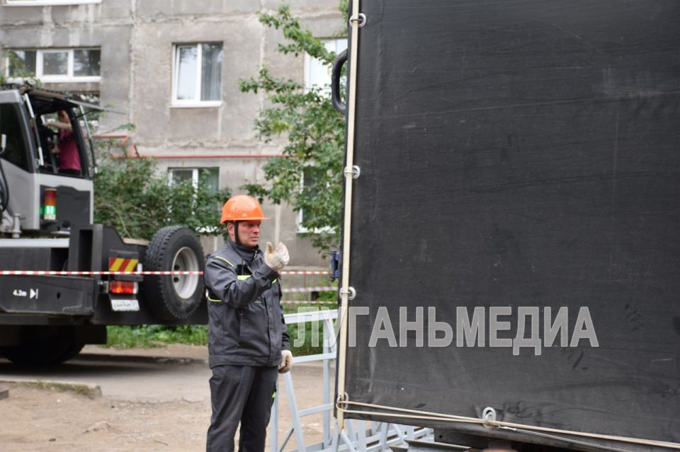 В Алчевске продолжаются работы по восстановлению квартир дома № 37 по улице Гмыри, пострадавших в результате обстрела со стороны ВФУ 17 марта 2024 года В Алчевске продолжаются работы по восстановлению квартир дома № 37 по улице Гмыри, пострадавших в результате обстрела со стороны ВФУ 17 марта 2024 года