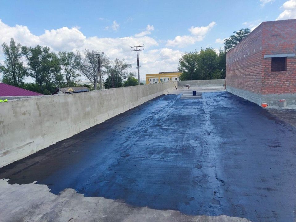 Пароизоляция поверхности кровли производится на здании патоморфологии Беловодской ЦРБ Пароизоляция поверхности кровли производится на здании патоморфологии Беловодской ЦРБ