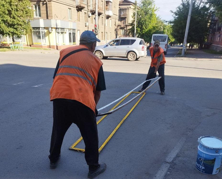 Коммунальные службы проводят работы на территории города Коммунальные службы проводят работы на территории города