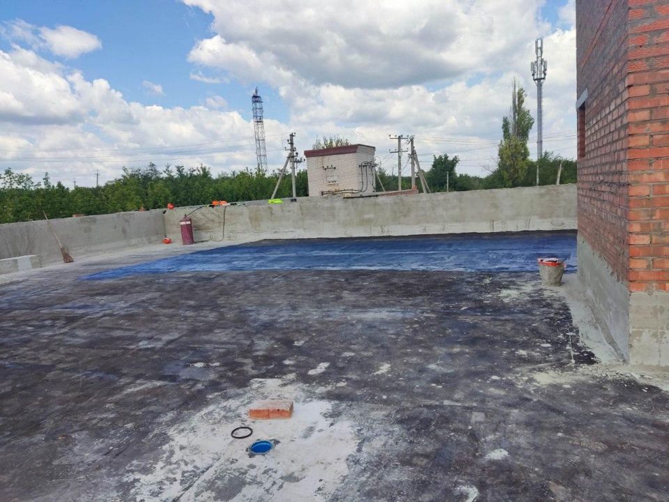 Пароизоляция поверхности кровли производится на здании патоморфологии Беловодской ЦРБ Пароизоляция поверхности кровли производится на здании патоморфологии Беловодской ЦРБ