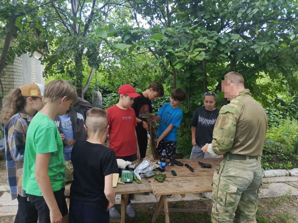 Занятие по тактической медицине прошло в Ровеньковский центре детского, юношеского туризма и краеведения Занятие по тактической медицине прошло в Ровеньковский центре детского, юношеского туризма и краеведения