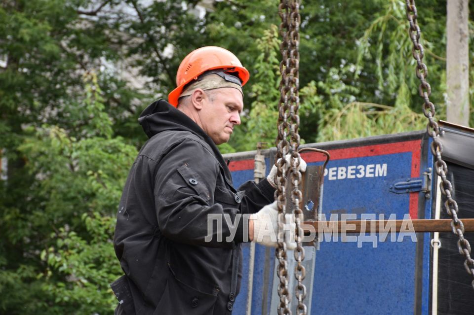 В Алчевске продолжаются работы по восстановлению квартир дома № 37 по улице Гмыри, пострадавших в результате обстрела со стороны ВФУ 17 марта 2024 года В Алчевске продолжаются работы по восстановлению квартир дома № 37 по улице Гмыри, пострадавших в результате обстрела со стороны ВФУ 17 марта 2024 года